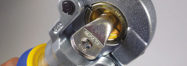 Correct persen van kabelschoenen